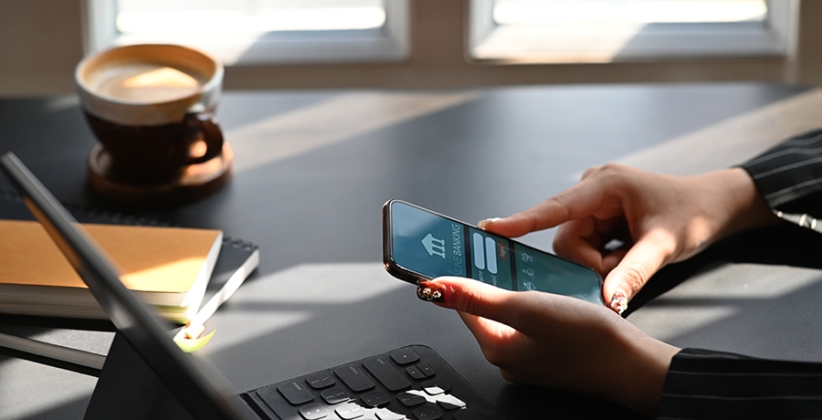 Online Banking Smartphone_900x460