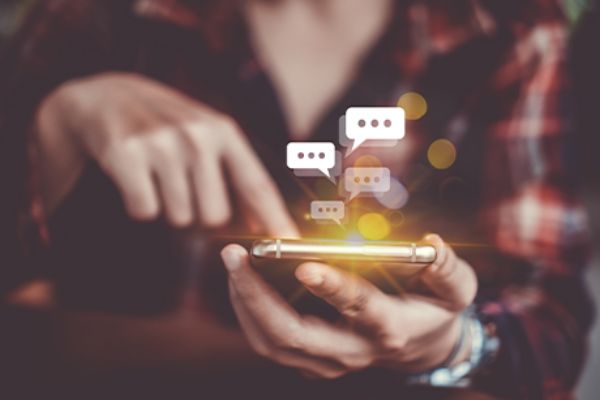 Hände halten ein Android-Handy (Frontalansicht) 