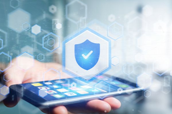 Smartphone liegt auf Handfläche mit Security-Symbol darüber
