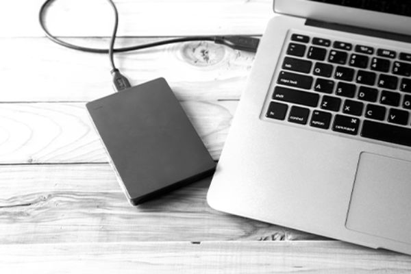 Offener Laptop mit angeschlossenem USB-Speichermedium
