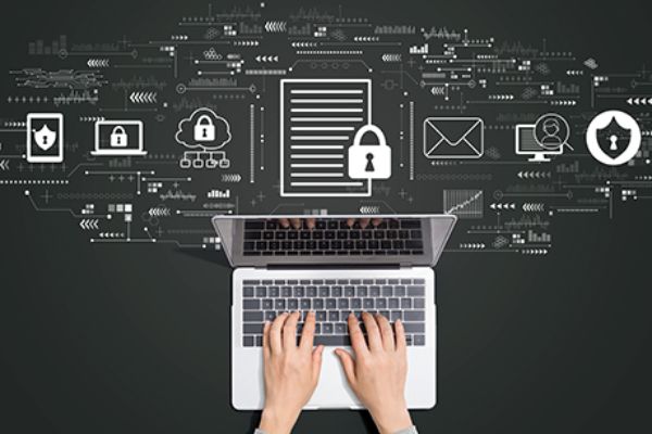 Offener Laptop von oben mit Händen auf der Tastatur 