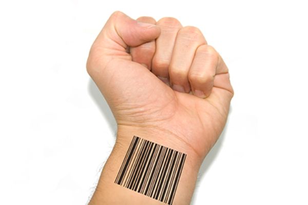 Geballte Faust und Barcode am Unterarm 