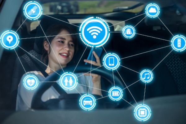Frau im Auto mit Bluetooth-Symbolen