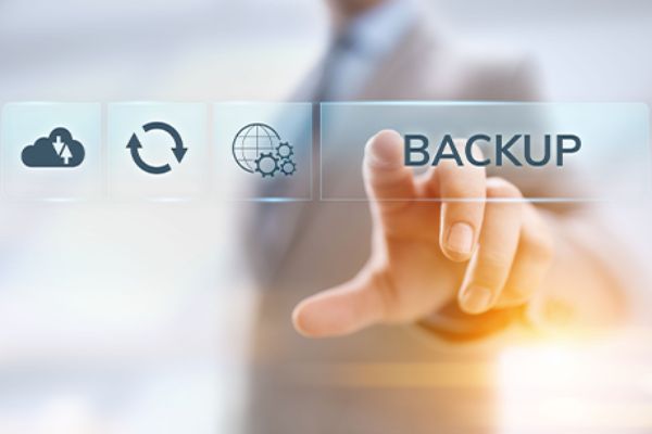 Mann im Anzug zeigt auf Cloudspeicher-Backup-Symbole 
