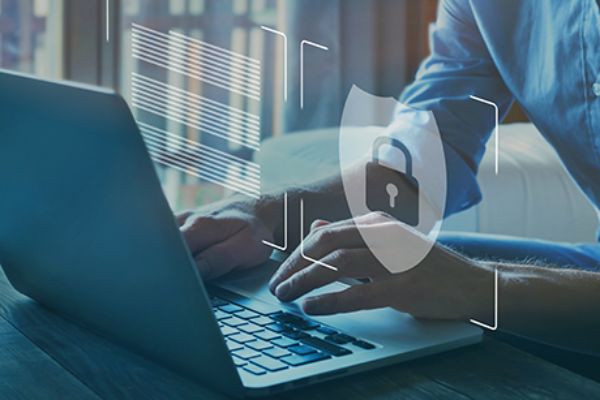 aufgeklappter Laptop und Symbol eines Securtiy Schlosses