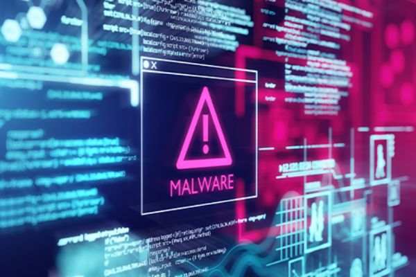 Monitoranzeige mit Malware-Warnung 