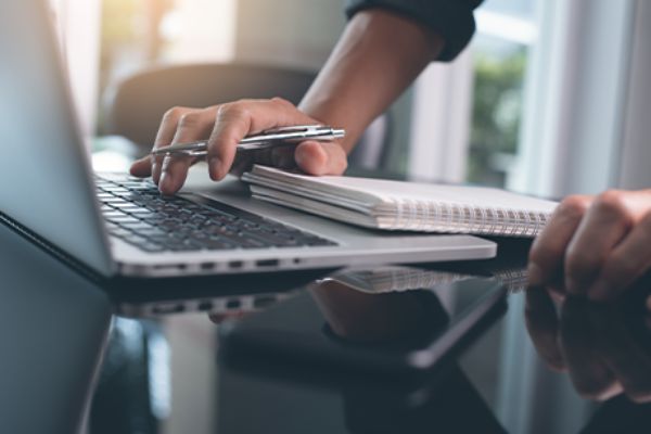 Symbolbild für Cyberversicherungen: offenes Notebook seitlich