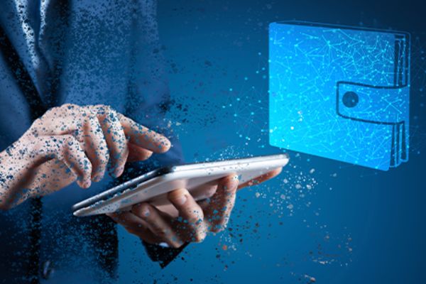 Symbolbild für Cyberwallets: Hände halten Tablet neben virtueller Brieftasche
