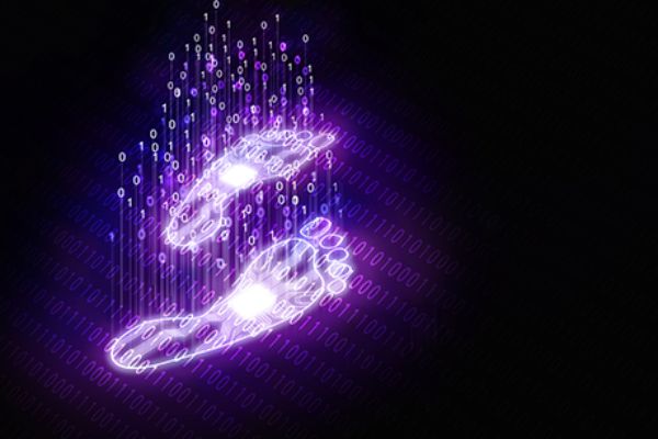 Violetter digitaler Fußabdruck vor schwarzem Hintergrund