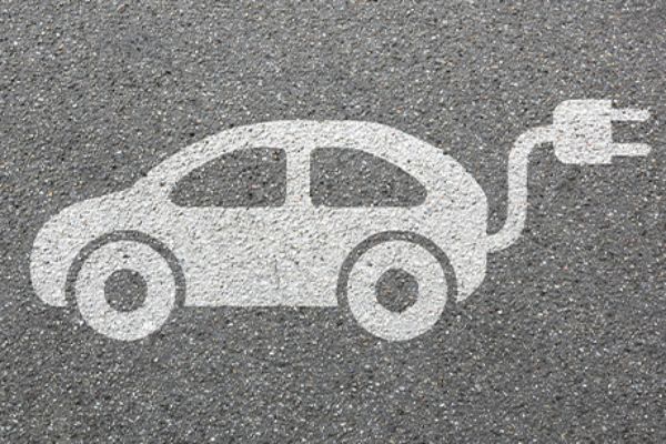 E-Auto in symbolischer Seitenansicht auf Asphalt gemalt 