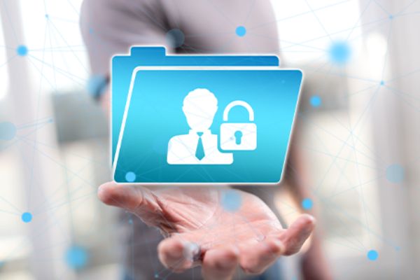 Blauer Ordner mit Security-Symbol über offener Hand