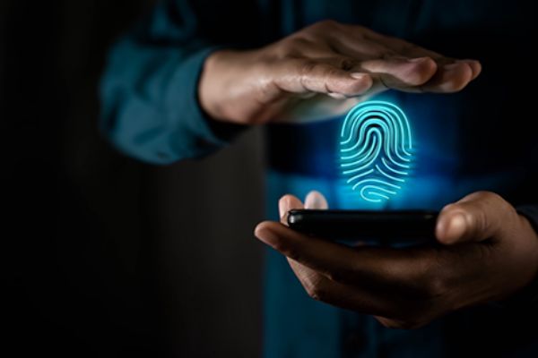 Mann hält ein Smartphone in der Hand, über ihm schwebt eine Fingerabdruck-Grafik