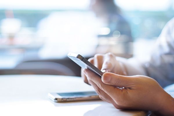 Frau bedient ein Handy mit dem Finger