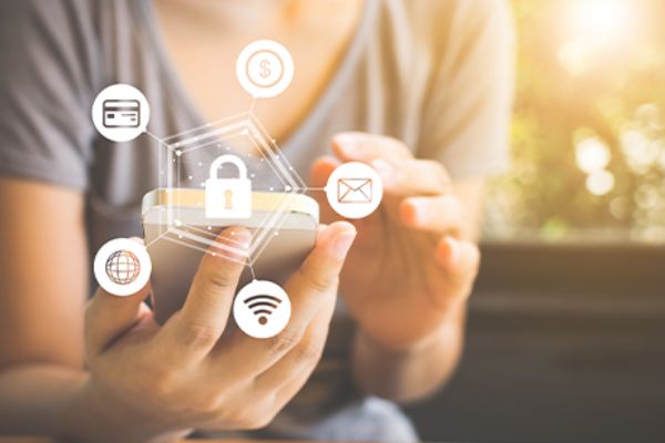 Frau hält Smartphone, darüber Symbole für Sicherheit und Anwendungen 