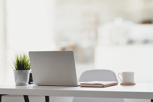 Vorderansicht: Schreibtisch mit Laptop 