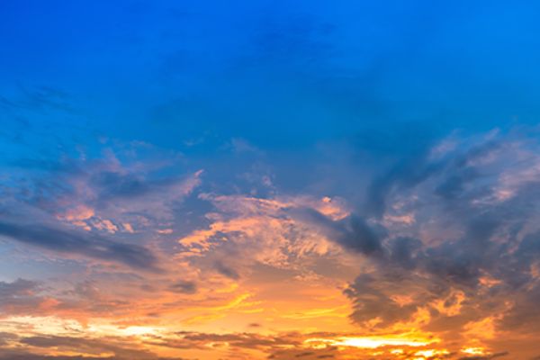 Ansicht des Himmels in strahlenden Farben bei Sonnenaufgang 