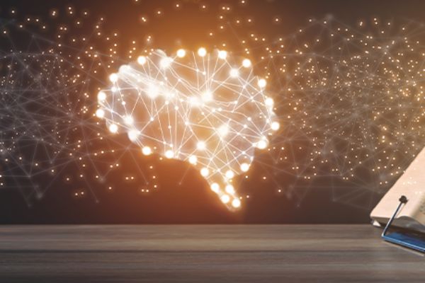 Ein leuchtendes neuronales Gehirn als Symbol für künstliche Intelligenz 