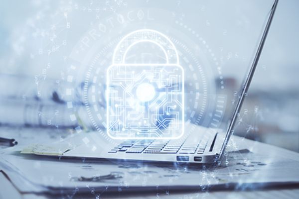 aufgeklappter Laptop mit hell leuchtenden Sicherheitsschloss Symbol