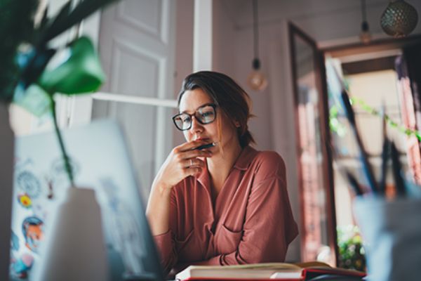 Studierende vor Laptop