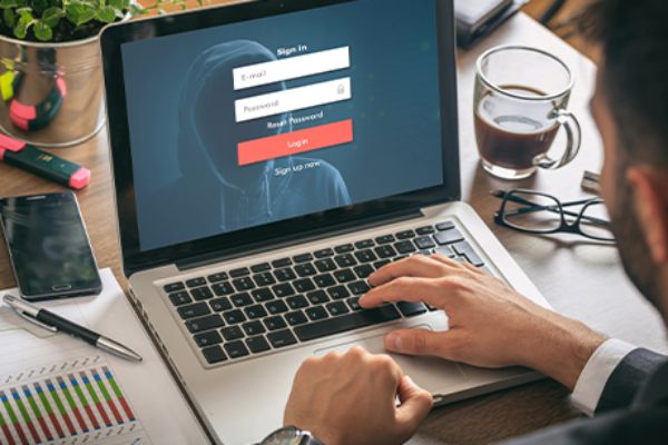 Offener Laptop-Bildschirm mit Anmeldemaske 