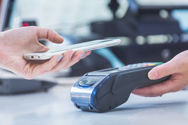 Mit Smartphone am Lesegerät bezahlen