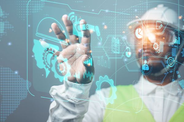 Mitarbeiter mit Schutzhelm vor Hologramm (Software zur Steuerung einer Maschine) 