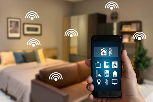 Smartphone und mehrere WLAN-Funk-Symbole im Raum verteilt 