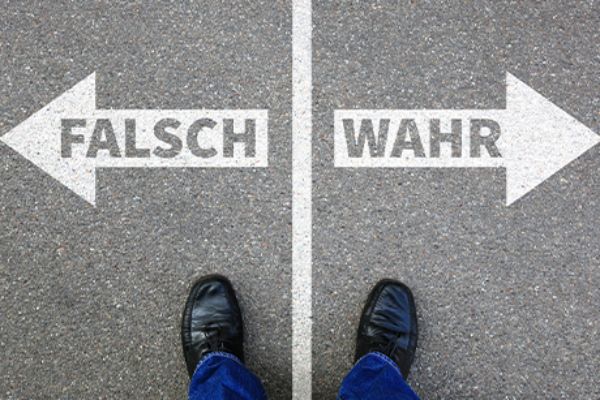 Fake News erkennen: Zwei entgegengesetzte Pfeile mit den Aufschriften 