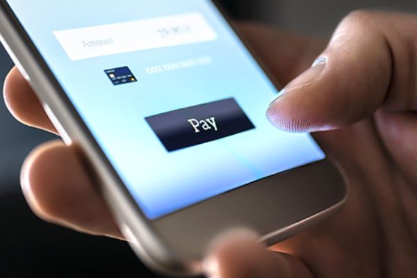 Am Smartphone-Display wird Pay-Funktion angezeigt 