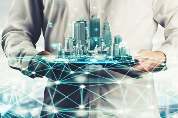 Modell einer Smart City getragen auf Händen 