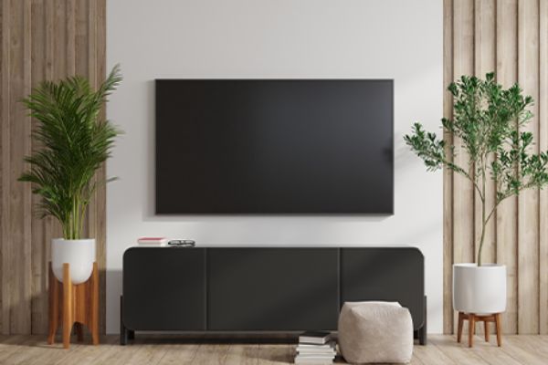 Großer Flachbildschirm (Smart TV) an einer Wohnzimmerwand. 