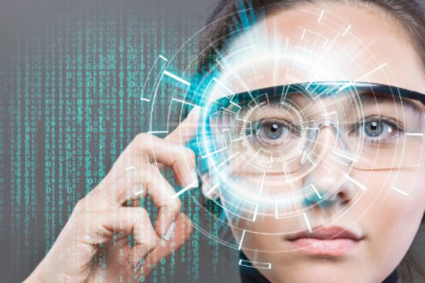 Frau mit intelligenter Brille