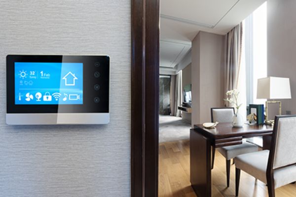 Smart Home Device hängt an der Wand