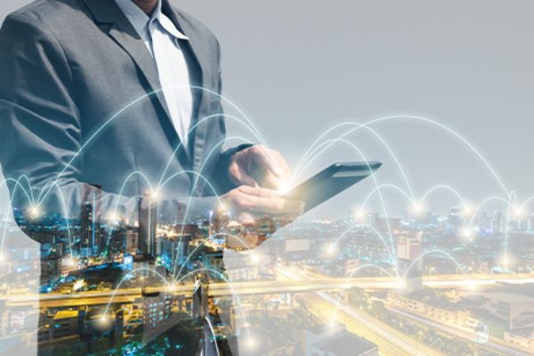 Smart City Konzept mit Stadtsilhouette
