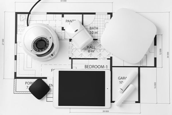 Smart-Home-Komponenten auf einer Skizze