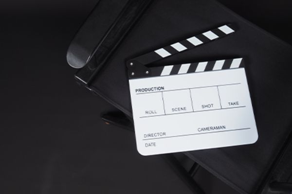 Regisseursbord vor schwarzem Hintergrund als Symbol für Sora-KI-Videoproduktion