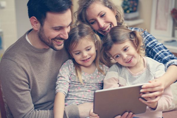 Vierköpfige Familie streamt über Tablet 