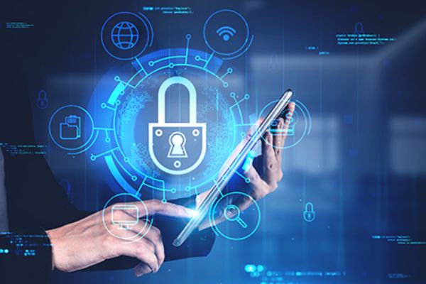 Person hält Tablet in der Hand für dunkelblauen Hintergrund und IT-Security Symbolen