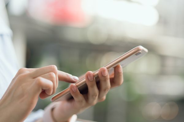 Person hält Smartphone in der Hand
