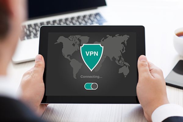 Mann hält Laptop mit VPN