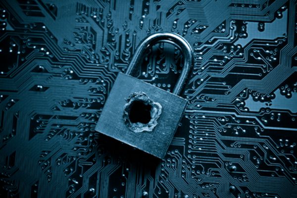 Vorhangschloss mit Einschussloch vor einem Microchip