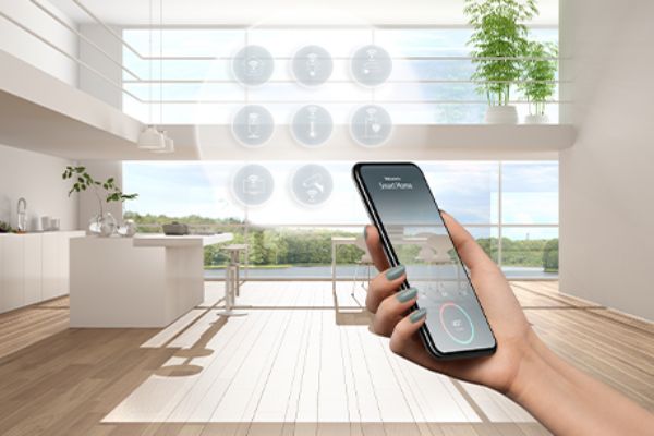 Smartphone vor Wohnküche im Hintergrund