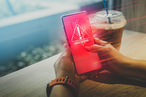 Person erhält eine Malware-Nachricht auf dem Handy