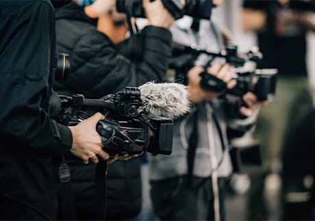 Von Personen nach vorne gehaltene Kameras und Fotoapparate im Close-Up 
