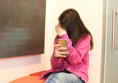 Jugendliche wendet sich von Smartphone ab