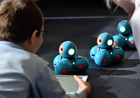 Kinder mit Tablet und Spielzeug