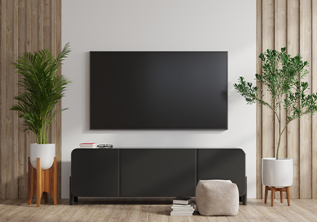 Großer Flachbildschirm (Smart TV) an einer Wohnzimmerwand. 
