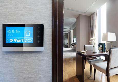Smart Home Device hängt an der Wand
