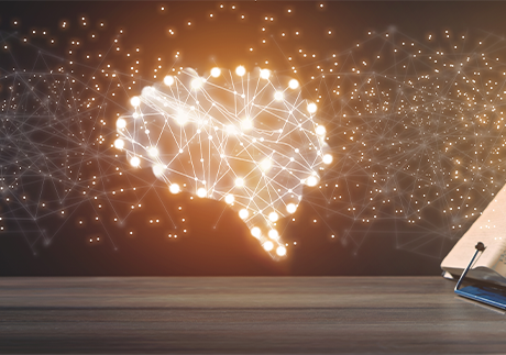 Ein leuchtendes neuronales Gehirn als Symbol für künstliche Intelligenz 