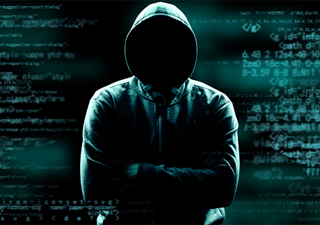 Typisierter Hacker mit Kapuze vor dunklem Hintergrund
